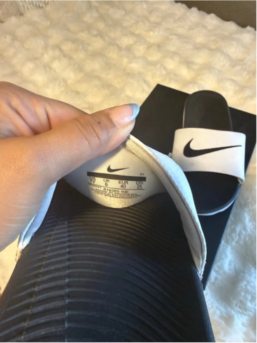 Preowned , Youth Nike Kawa Slide Sandals 🤍🖤, size 7